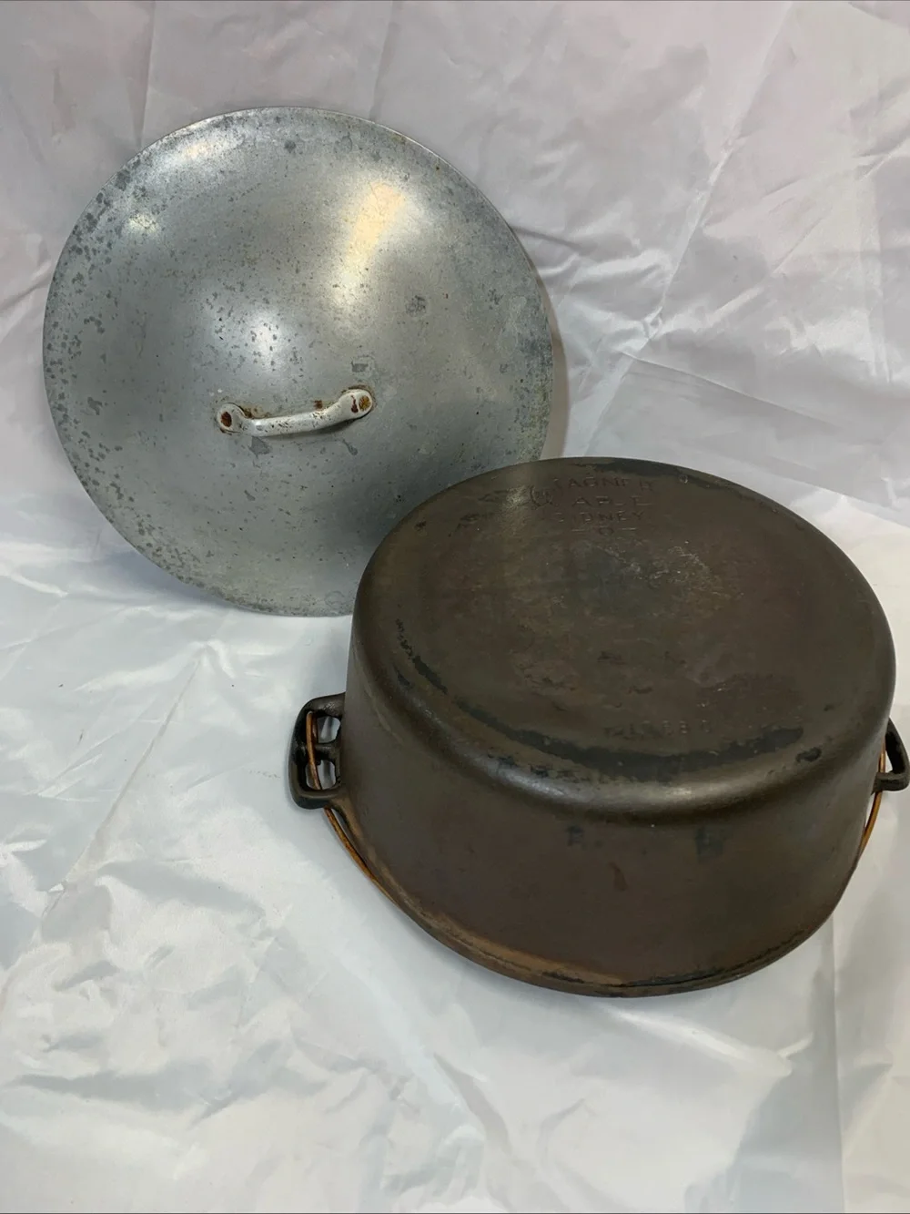 VTG WAGNER WARE SIDNEY O 1268 C CAST IRON DUTCH OVEN + LID BAIL HANDLE 1924 - 35